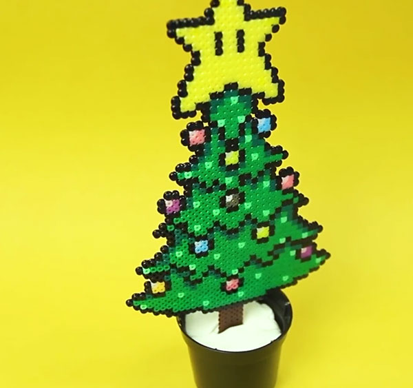 Uma árvore de natal simples com estilo pixel art