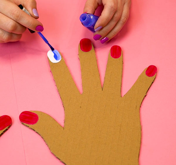 Pintando as Unhas com Mão de Papelão